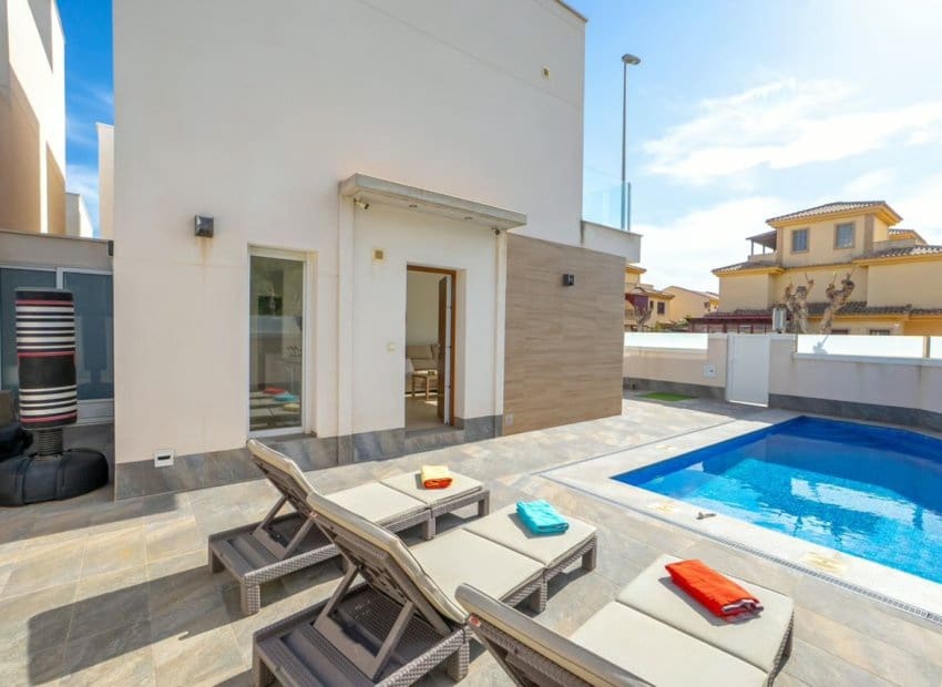 3 Zimmer Villa zu verkaufen in Pilar de la Horadada mit Pool Garage - 424.950 € (Ref: 9855836)