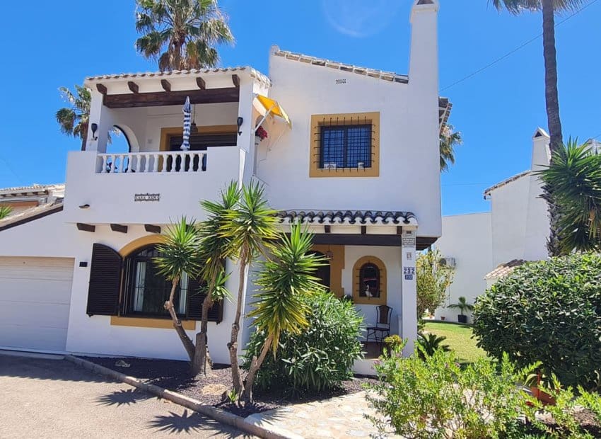 3 bedroom Villa for sale in Villamartin with pool garage - € 399,900 (Ref: 9865411)