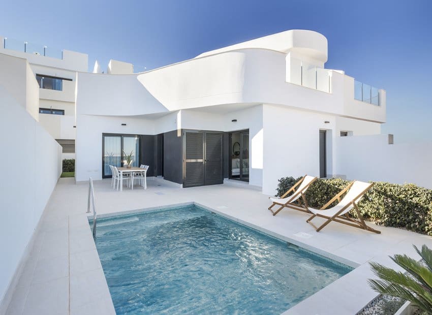 3 soveværelse Byhus til salg i Torrevieja med swimmingpool - € 539.000 (Ref: 9927696)