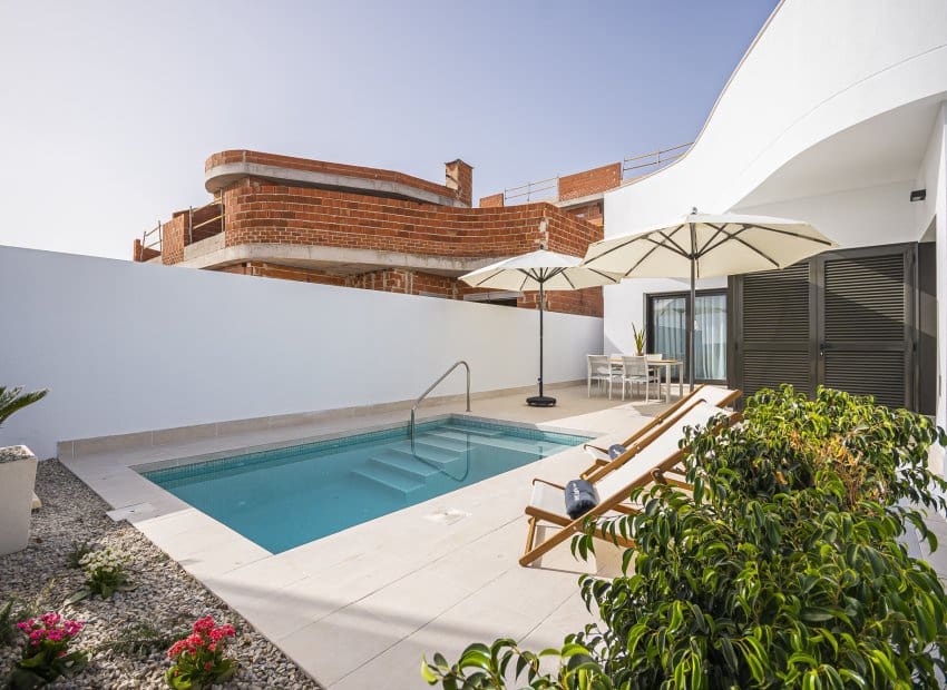 3 soveværelse Byhus til salg i Torrevieja med swimmingpool - € 539.000 (Ref: 9927696)