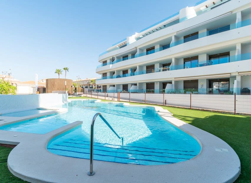 Apartamento de 2 habitaciones en Orihuela Costa en venta con piscina - 360.000 € (Ref: 9927713)