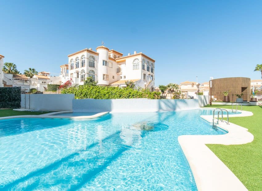 Apartamento de 2 habitaciones en Orihuela Costa en venta con piscina - 360.000 € (Ref: 9927713)