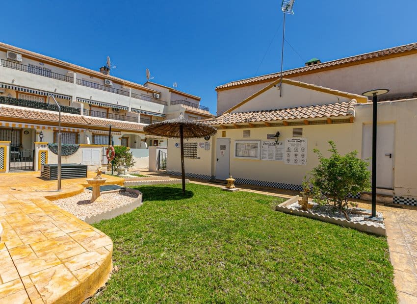2 slaapkamer Huis te koop in La Zenia met zwembad - € 235.000 (Ref: 9927716)