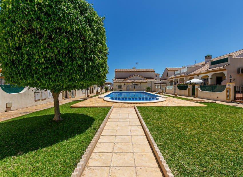 2 slaapkamer Huis te koop in La Zenia met zwembad - € 235.000 (Ref: 9927716)