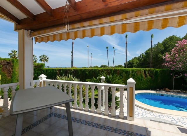 Chalet de 3 habitaciones en Villamartin, Orihuela en venta con piscina garaje - 530.000 € (Ref: 9927717)