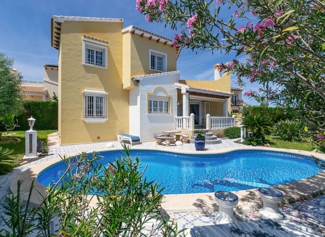 Chalet de 3 habitaciones en Villamartin, Orihuela en venta con piscina garaje - 530.000 € (Ref: 9927717)