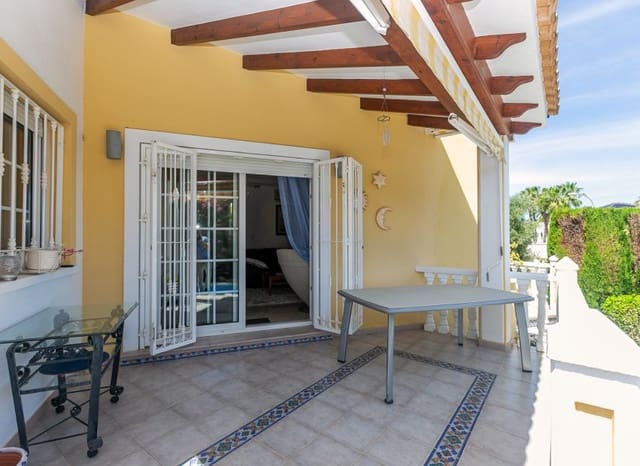 Chalet de 3 habitaciones en Villamartin, Orihuela en venta con piscina garaje - 530.000 € (Ref: 9927717)