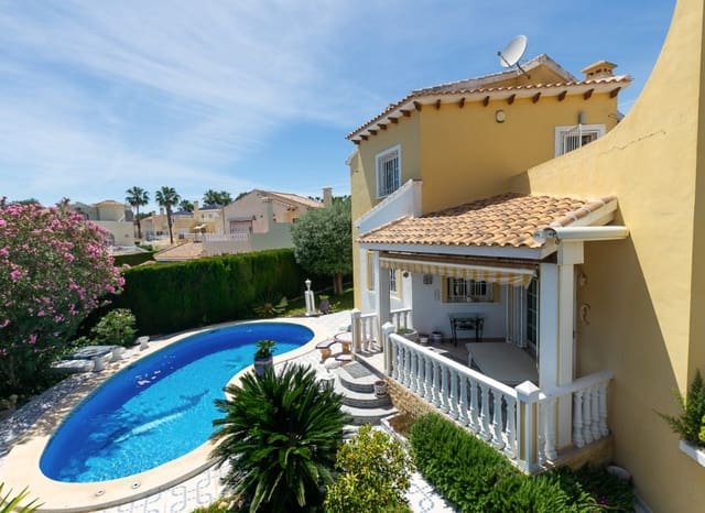 Chalet de 3 habitaciones en Villamartin, Orihuela en venta con piscina garaje - 530.000 € (Ref: 9927717)