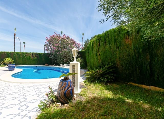 Chalet de 3 habitaciones en Villamartin, Orihuela en venta con piscina garaje - 530.000 € (Ref: 9927717)