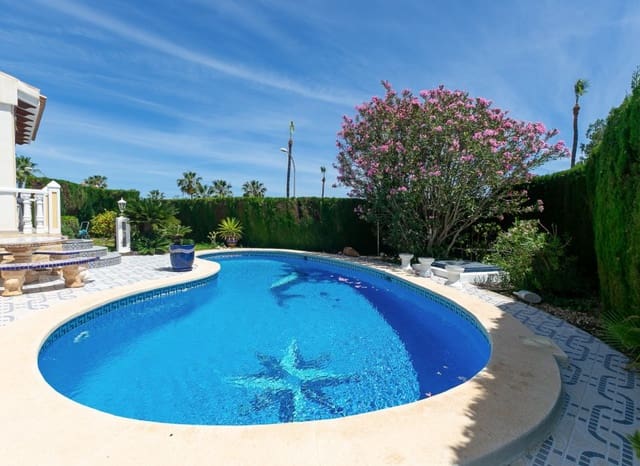 Chalet de 3 habitaciones en Villamartin, Orihuela en venta con piscina garaje - 530.000 € (Ref: 9927717)