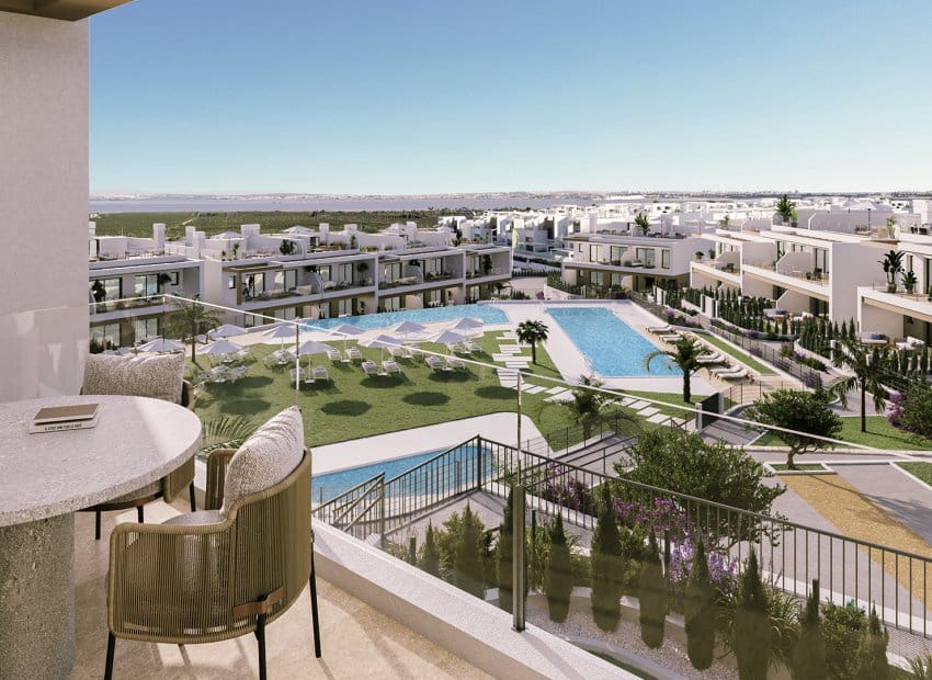 Bungalow de 2 habitaciones en Torrevieja en venta con piscina garaje - 315.000 € (Ref: 9937092)