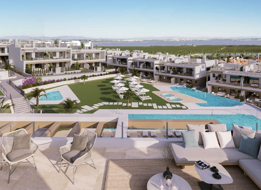 Bungalow de 2 habitaciones en Torrevieja en venta con piscina garaje - 315.000 € (Ref: 9937092)