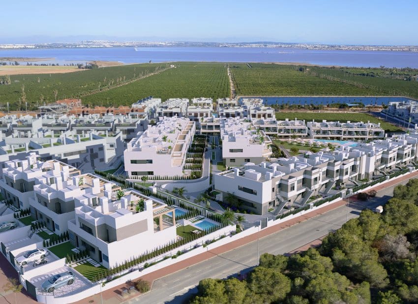 Bungalow de 2 habitaciones en Torrevieja en venta con piscina garaje - 315.000 € (Ref: 9937092)