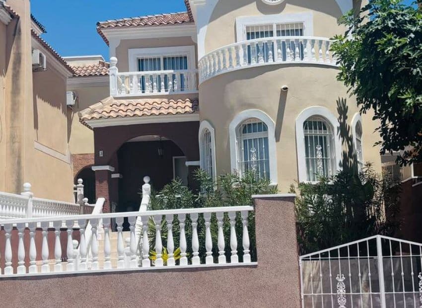 3 bedroom Villa for sale in Villamartin with pool - € 250,000 (Ref: 9967032)