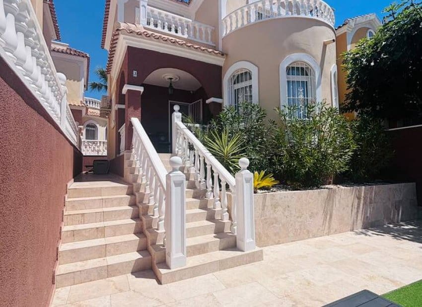 3 bedroom Villa for sale in Villamartin with pool - € 250,000 (Ref: 9967032)