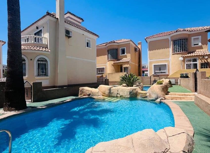 3 bedroom Villa for sale in Villamartin with pool - € 250,000 (Ref: 9967032)