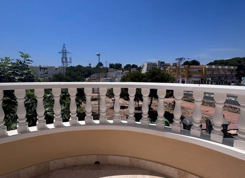3 bedroom Villa for sale in Villamartin with pool - € 250,000 (Ref: 9967032)