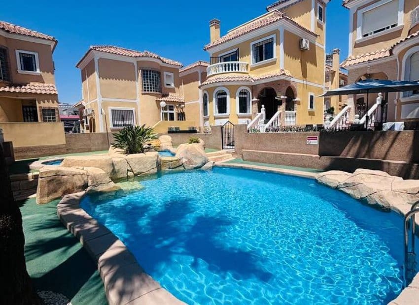 3 bedroom Villa for sale in Villamartin with pool - € 250,000 (Ref: 9967032)