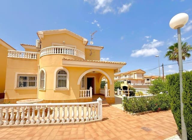 3 makuuhuone Huvila myytävänä paikassa Villamartin, Orihuela mukana uima-altaan 
autotalli - 339 000 € (Ref: 9967046)