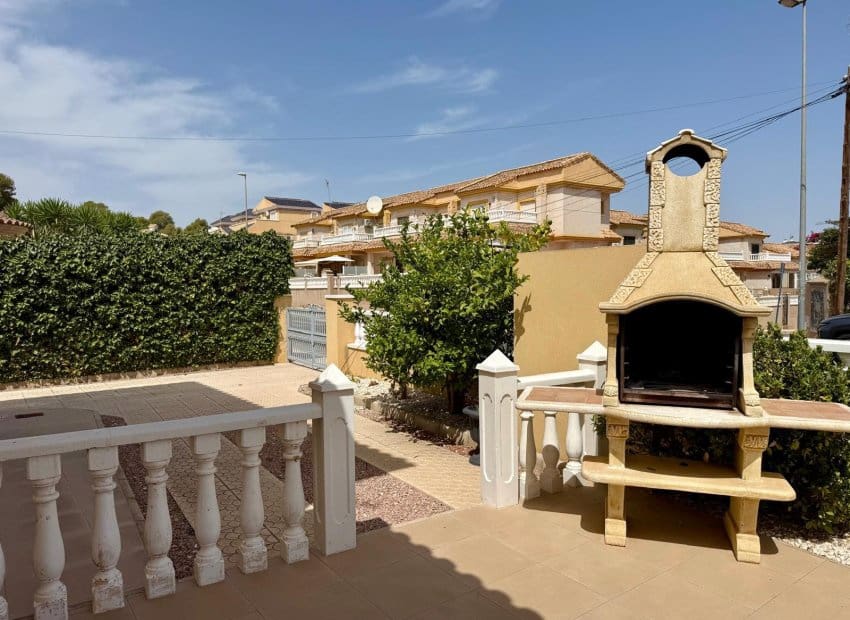 3 slaapkamer Villa te koop in Villamartin met zwembad garage - € 339.000 (Ref: 9967046)