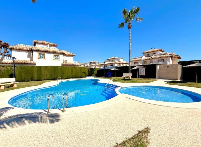 2 soveværelse Byhus til salg i Orihuela Costa med swimmingpool garage - € 221.000 (Ref: 9967048)