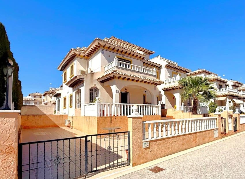 2 soveværelse Byhus til salg i Orihuela Costa med swimmingpool garage - € 221.000 (Ref: 9967048)