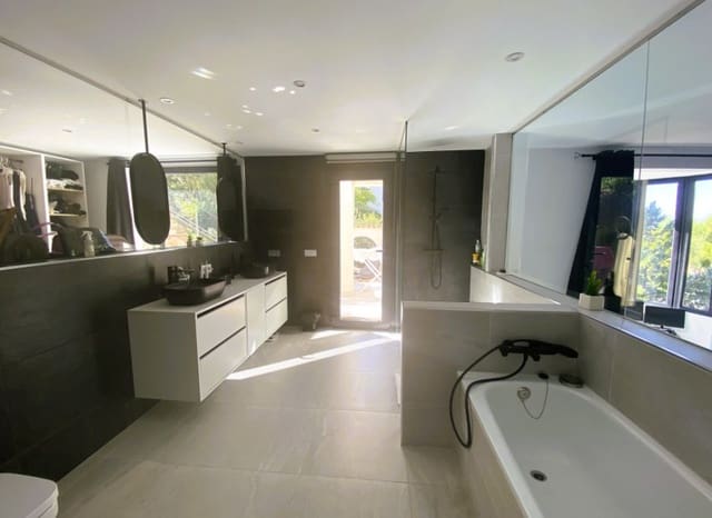 4 sypialnia Willa na sprzedaż w Costa de la Calma, Calvià z basenem garażem - 2 850 000 € (Ref: 9975651)
