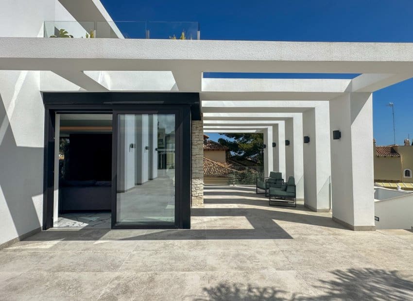 4 bedroom Villa for sale in Villamartin with pool garage - € 2,950,000 (Ref: 9975653)