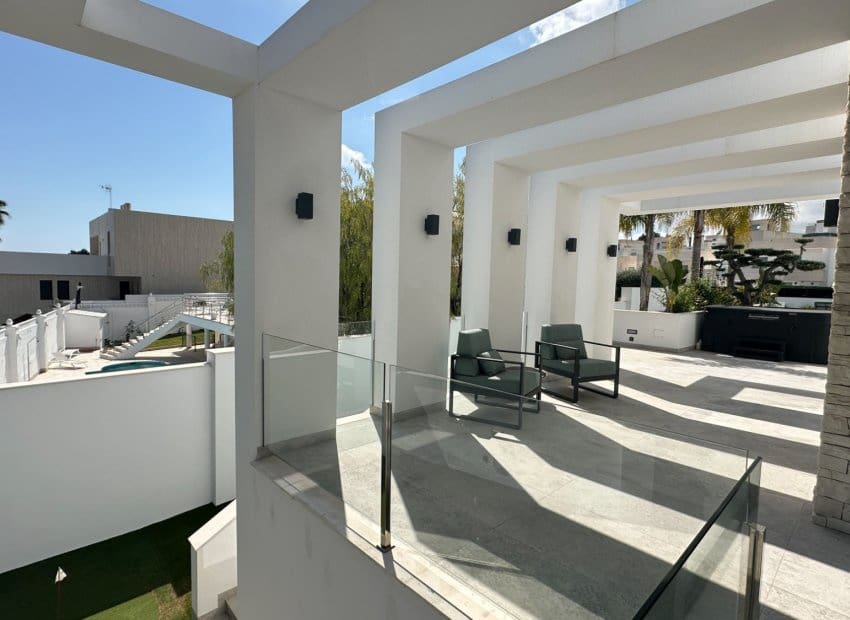 4 bedroom Villa for sale in Villamartin with pool garage - € 2,950,000 (Ref: 9975653)