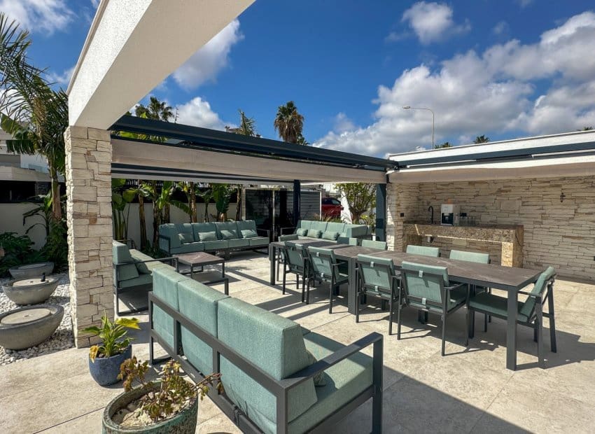 4 bedroom Villa for sale in Villamartin with pool garage - € 2,950,000 (Ref: 9975653)