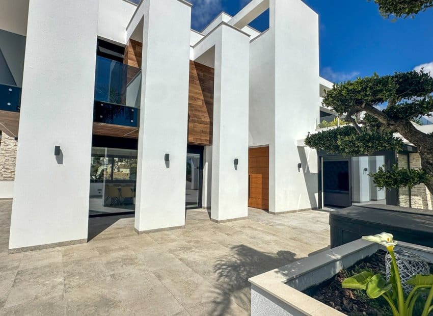 4 bedroom Villa for sale in Villamartin with pool garage - € 2,950,000 (Ref: 9975653)