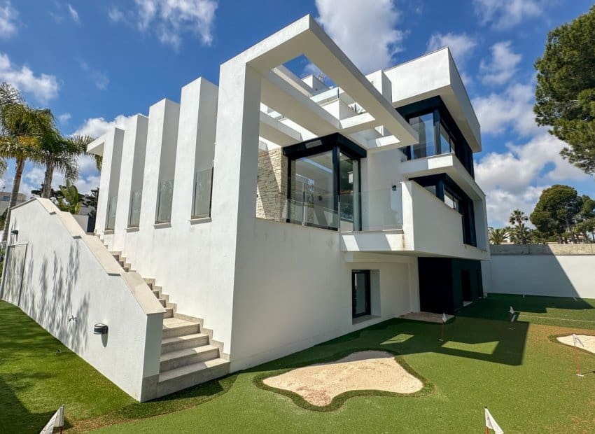 4 bedroom Villa for sale in Villamartin with pool garage - € 2,950,000 (Ref: 9975653)