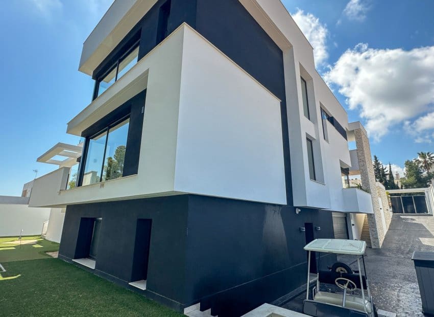 4 bedroom Villa for sale in Villamartin with pool garage - € 2,950,000 (Ref: 9975653)