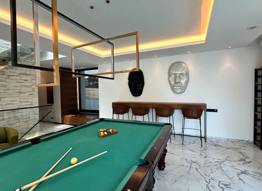 4 bedroom Villa for sale in Villamartin with pool garage - € 2,950,000 (Ref: 9975653)