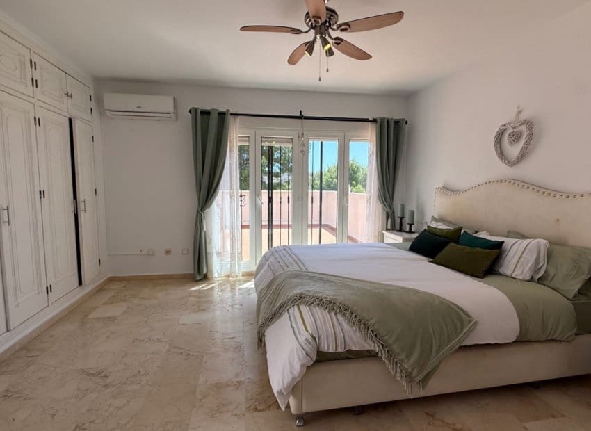 4 bedroom Villa for sale in Orihuela Costa with pool garage - € 645,000 (Ref: 9975654)