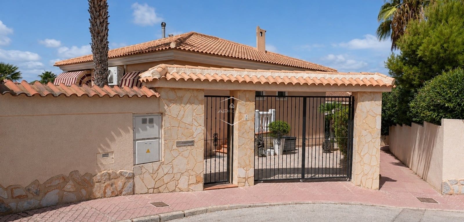 4 bedroom Villa for sale in Rojales with pool garage - € 557,000 (Ref: 10016593)
