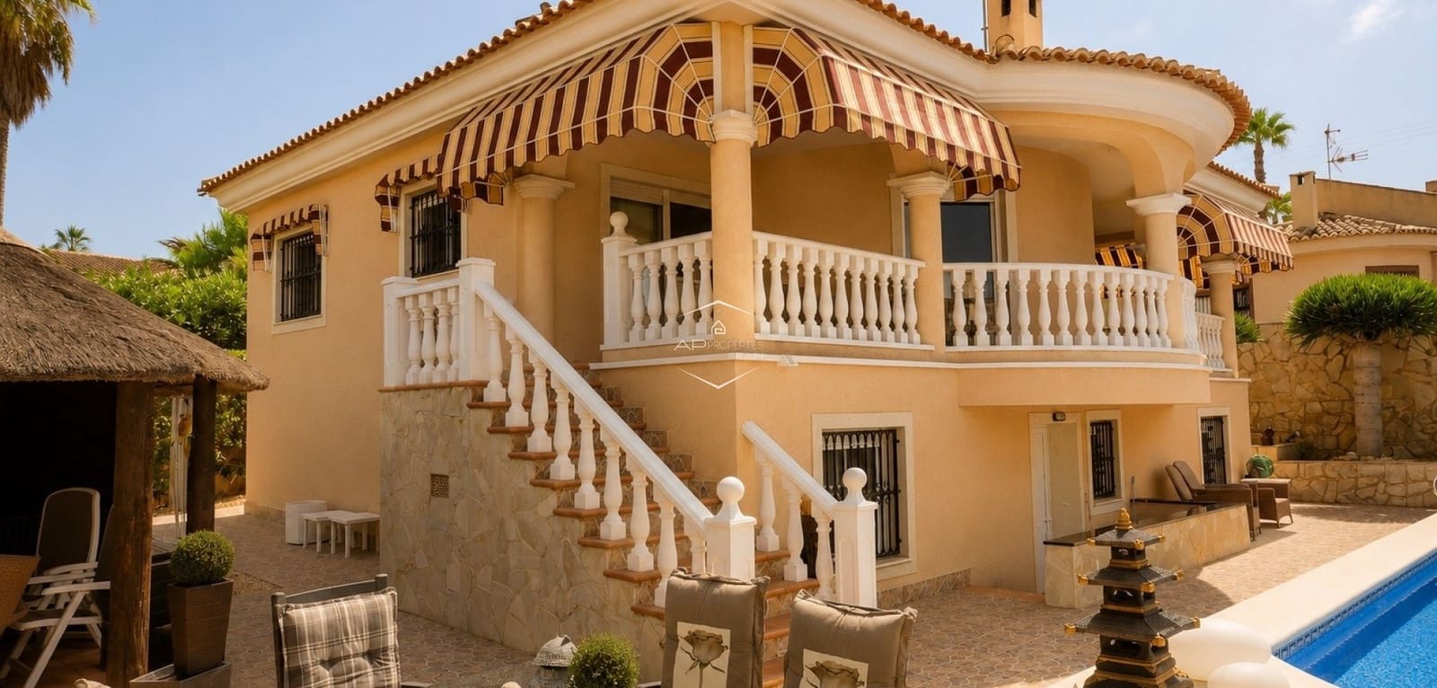 4 bedroom Villa for sale in Rojales with pool garage - € 557,000 (Ref: 10016593)