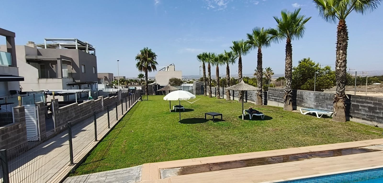 3 sypialnia Dom na sprzedaż w Torrevieja z basenem garażem - 399 900 € (Ref: 9289972)