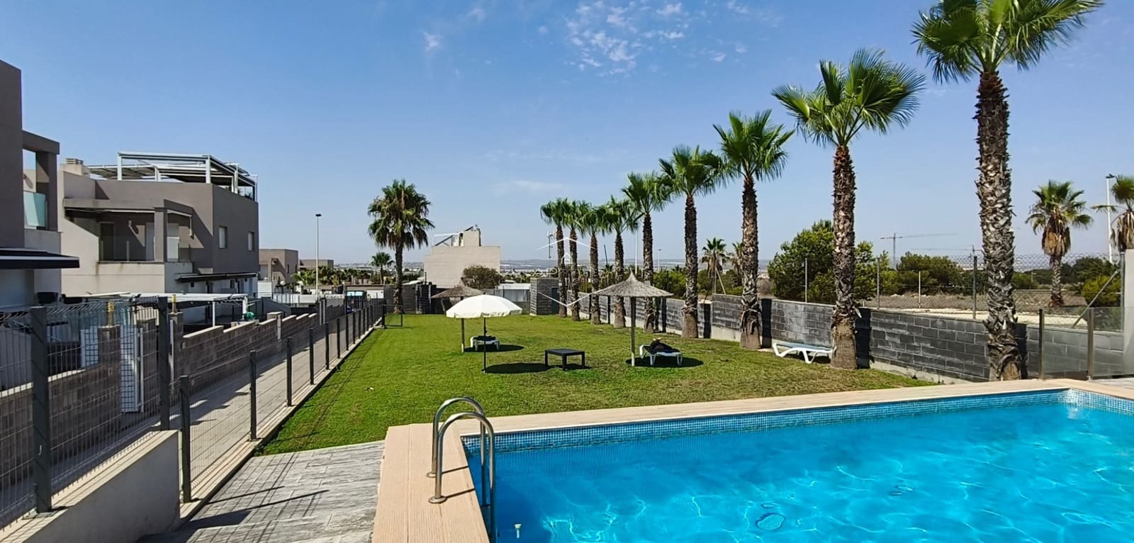 3 sypialnia Dom na sprzedaż w Torrevieja z basenem garażem - 399 900 € (Ref: 9289972)