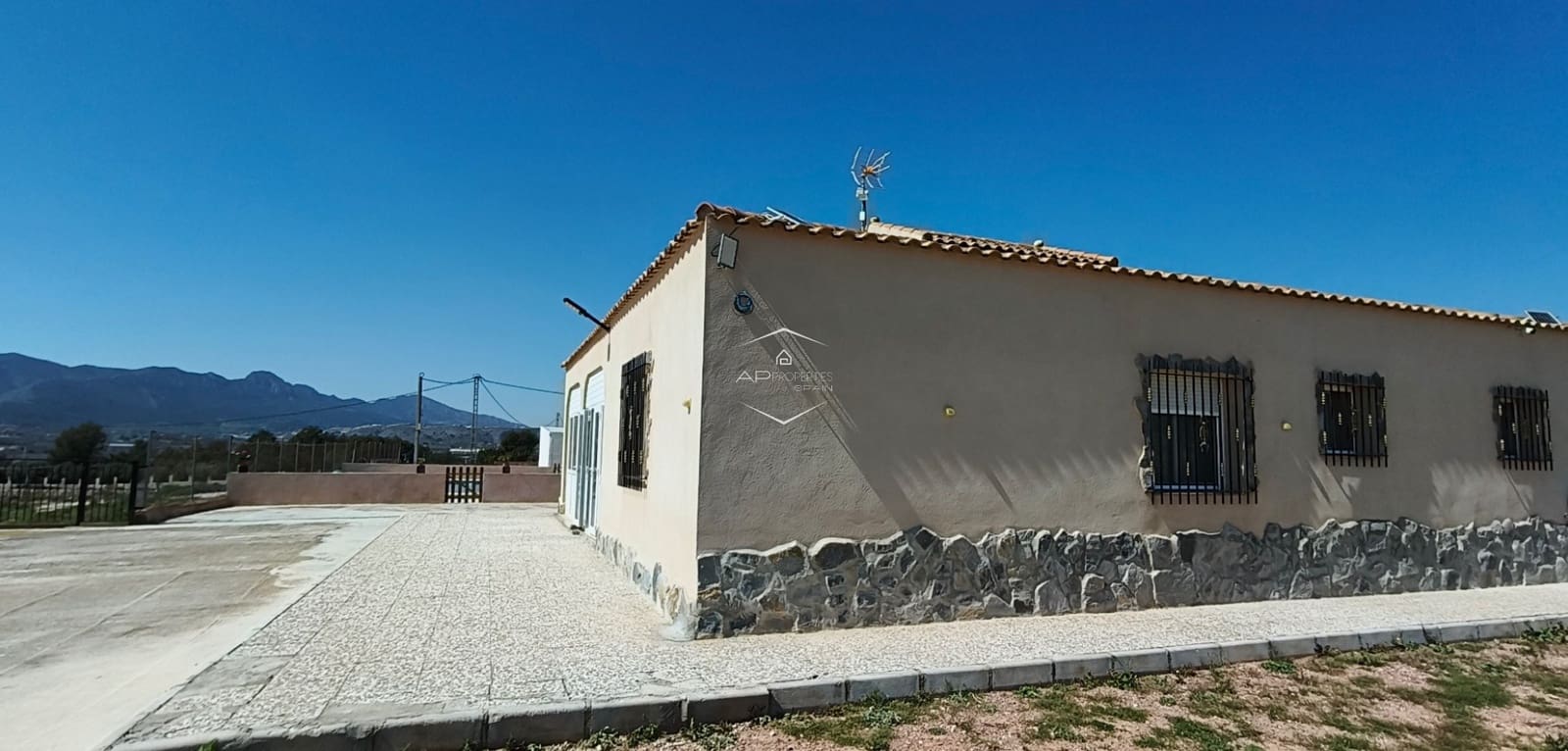 4 makuuhuone Maalaistalo myytävänä paikassa La Romana mukana uima-altaan 
autotalli - 398 000 € (Ref: 9720908)