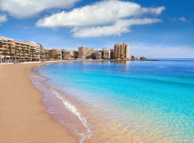 3 sypialnia Willa na sprzedaż w El Chaparral, Torrevieja z basenem garażem - 550 000 € (Ref: 9386029)