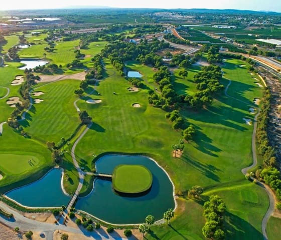 3 sypialnia Willa na sprzedaż w El Chaparral, Torrevieja z basenem garażem - 550 000 € (Ref: 9386029)