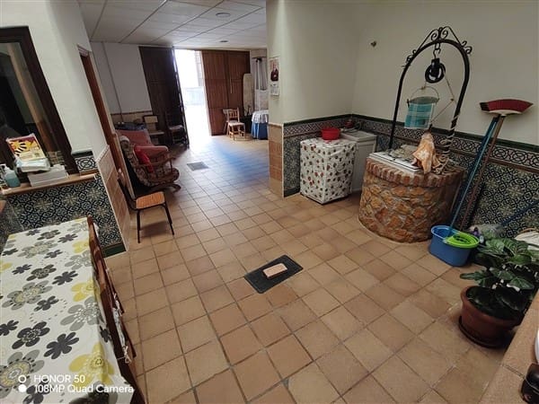 7 soveværelse Byhus til salg i Guadix med garage - € 375.000 (Ref: 8402901)