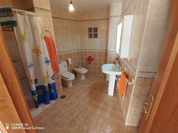 7 soveværelse Byhus til salg i Guadix med garage - € 375.000 (Ref: 8402901)