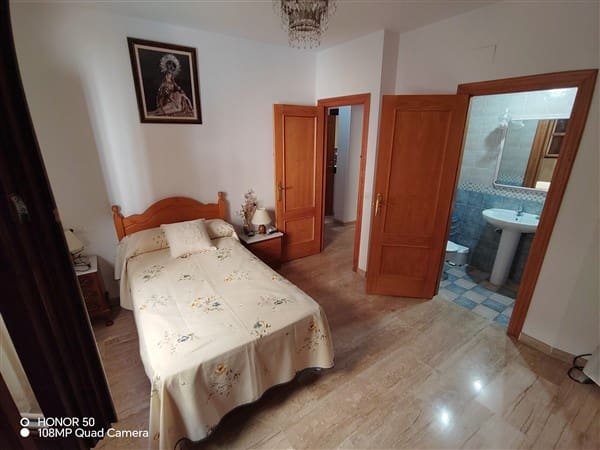 7 soveværelse Byhus til salg i Guadix med garage - € 375.000 (Ref: 8402901)