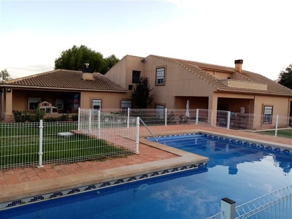 8 soverom Villa til salgs i Ciudad Real by med svømmebasseng garasje - € 449 000 (Ref: 9187650)