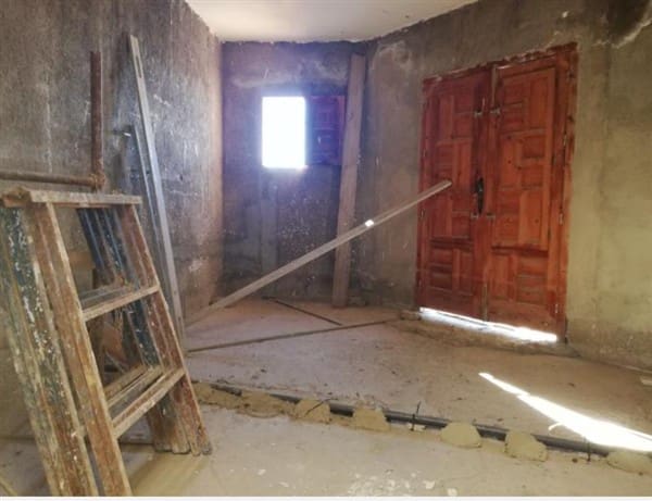 10 soveværelse Byhus til salg i Yegen med garage - € 54.500 (Ref: 9198670)