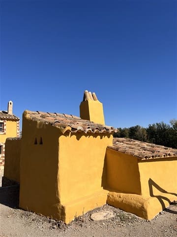 8 sypialnia Finka/Dom wiejski na sprzedaż w Baza z basenem garażem - 295 000 € (Ref: 9449718)