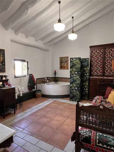 8 sypialnia Finka/Dom wiejski na sprzedaż w Baza z basenem garażem - 295 000 € (Ref: 9449718)