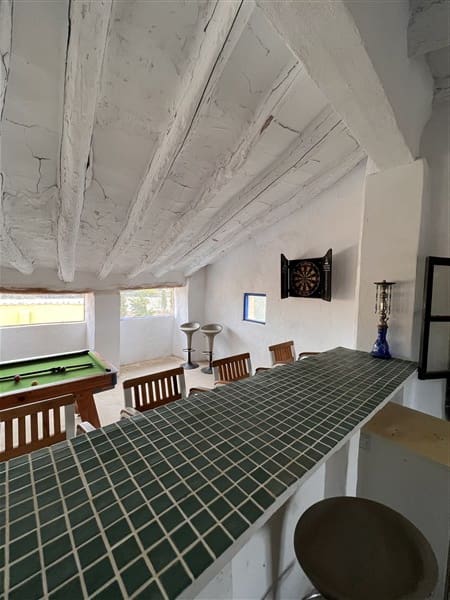 8 sypialnia Finka/Dom wiejski na sprzedaż w Baza z basenem garażem - 295 000 € (Ref: 9449718)